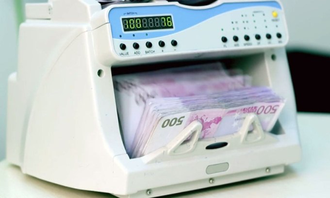 Perdorimi i euros: Bie ne tregun e sigurimeve dhe fondet e investimeve, shkak kursi
